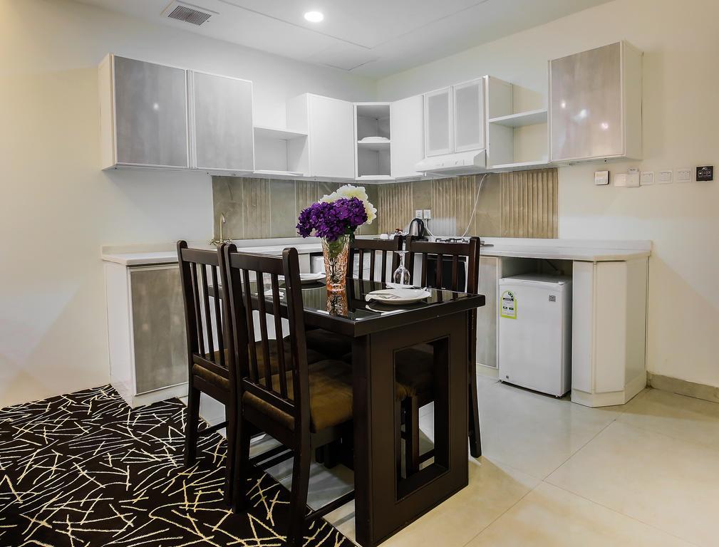 Rest Night Serviced Apartments- Alhamra Riade Exterior foto A kitchen in a serviced apartment in Cairo, Egypt