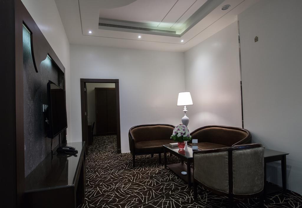 Rest Night Serviced Apartments- Alhamra Riade Exterior foto A suite at the hotel