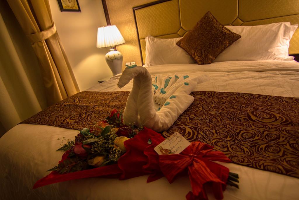 Rest Night Serviced Apartments- Alhamra Riade Quarto foto A towel swan