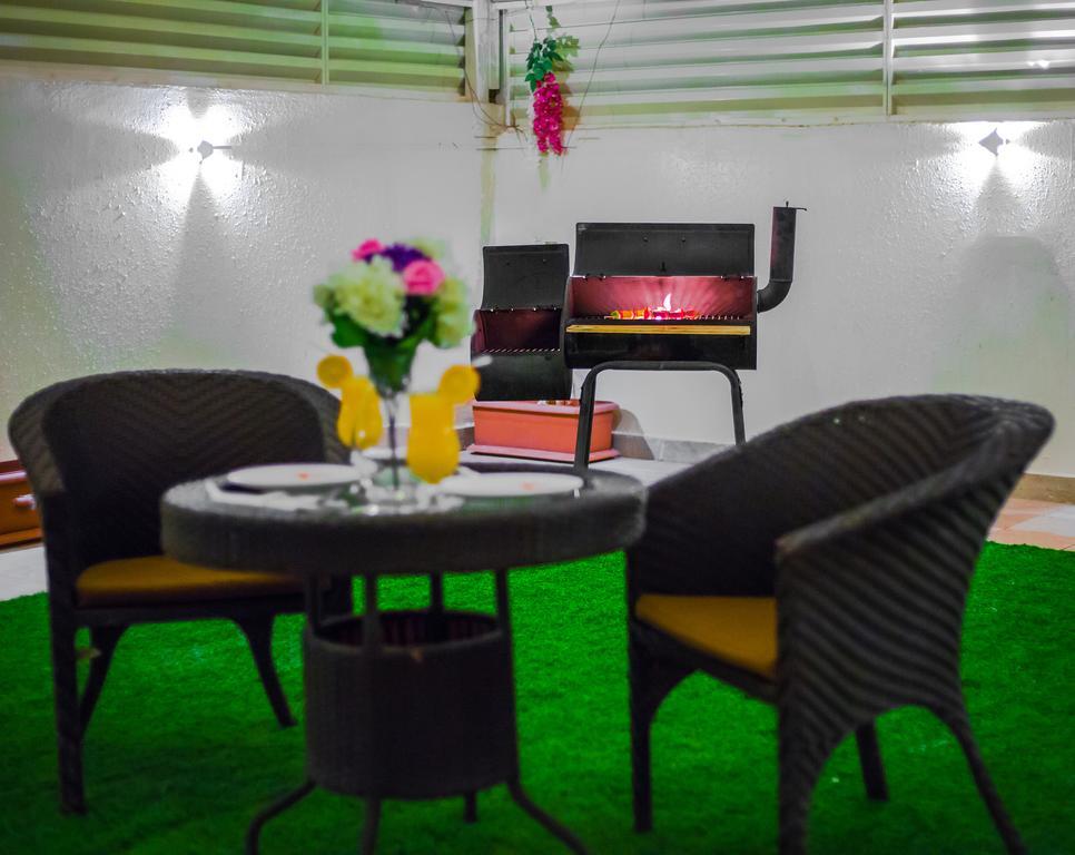 Rest Night Serviced Apartments- Alhamra Riade Exterior foto A barbecue in a hotel