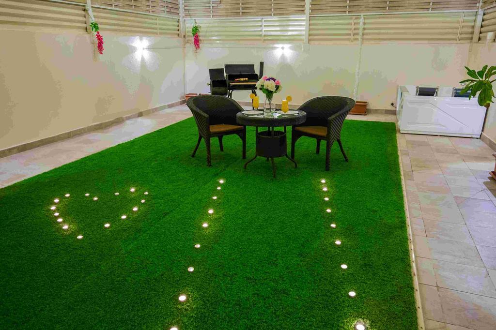 Rest Night Serviced Apartments- Alhamra Riade Exterior foto Artificial grass in a home